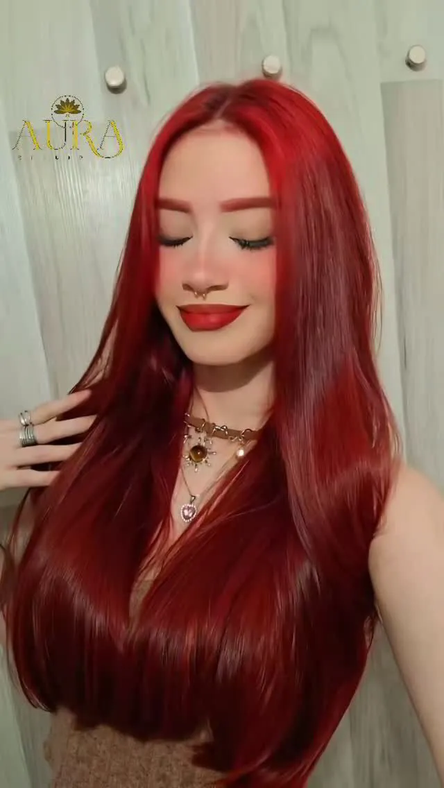 Clienta con color rojo intenso realizado en Aura Studio