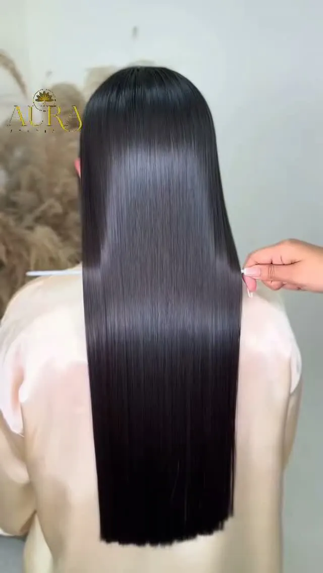 Clienta de Aura Studio con cabello lacio y brillante tras un tratamiento capilar