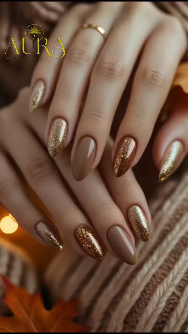 Uñas en tonos nude y dorado realizadas en Aura Studio