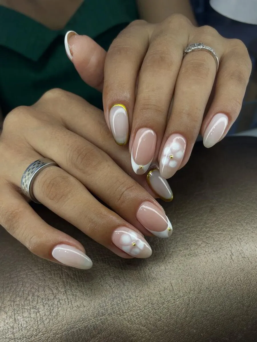 Uñas almendradas con detalles en dorado