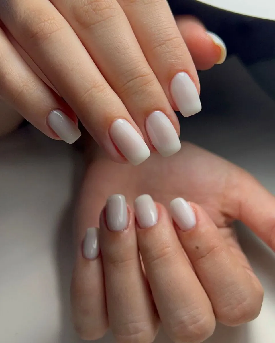 Manicure en tono blanco lechoso